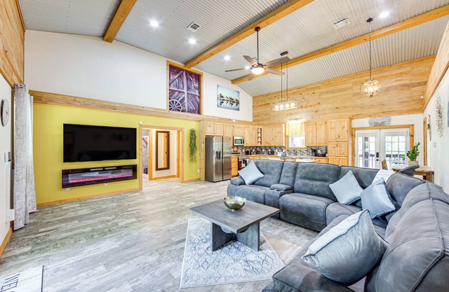 Quitman Lakefront Cabin w/ Screened Porch & Grill!