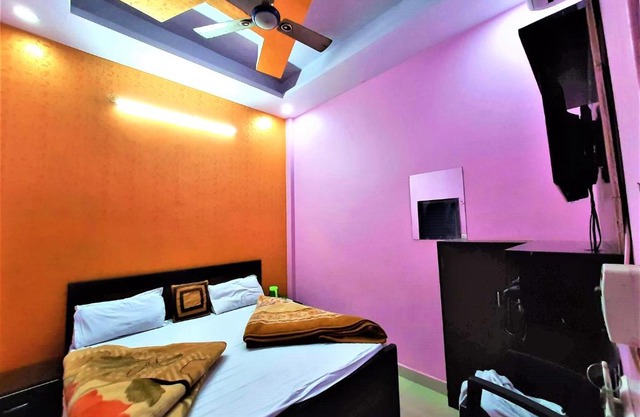 Quizz Hotel @ 01 Min Walk in from Ghaziabad Railway Station
