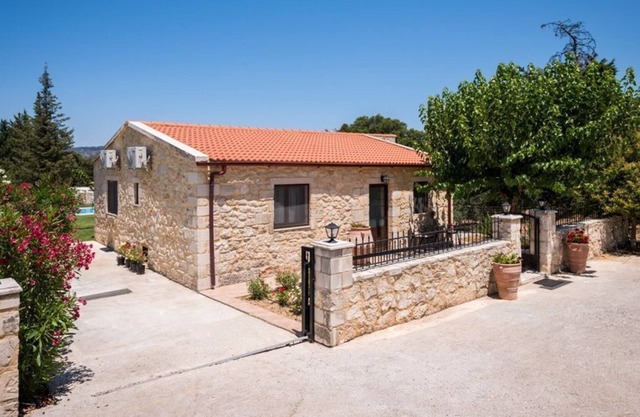 R 1022 Villa Konstantinos