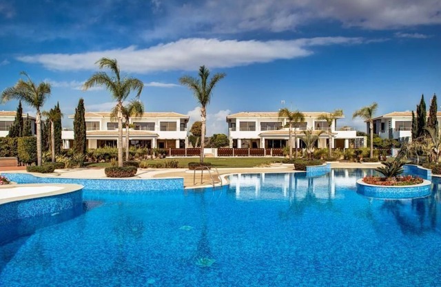 R 1050 Francis Villa with Side Sea View, High-speed Internet Access & Lounge