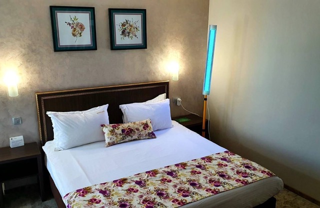 R 1116 David’s Deluxe Double Room With Break Fast, Mini-Bar & Guest Laundry