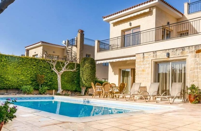 R 5001 Villa Christos with Dining Facilities,Air Conditioning & Dishwasher.