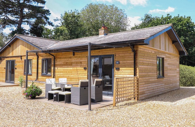 RABBIT WARREN LODGE, family friendly, with a garden in Snettisham