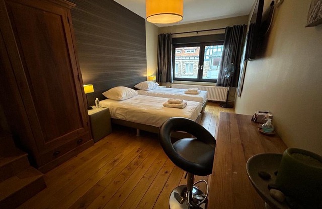 Race & Rooms