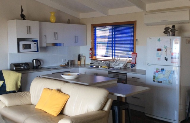 Racker's Retreat ~ Esplanade position, Sea Views