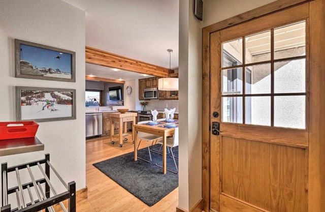 Racquet Club Condo - 2 Miles to PC Mountain!