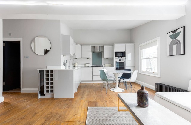 Radiant 2 Bed Flat near Portobello