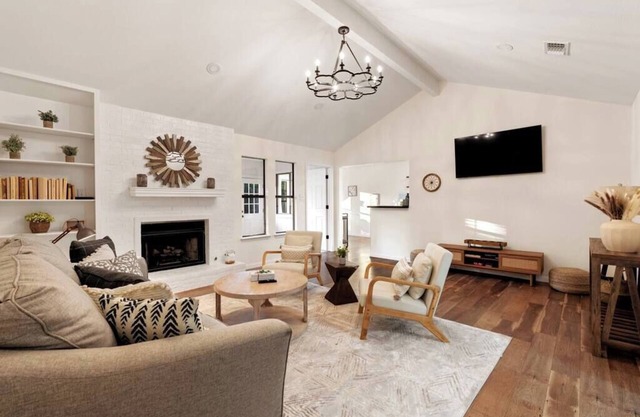 Charming & Bright W/ Lounging Pool