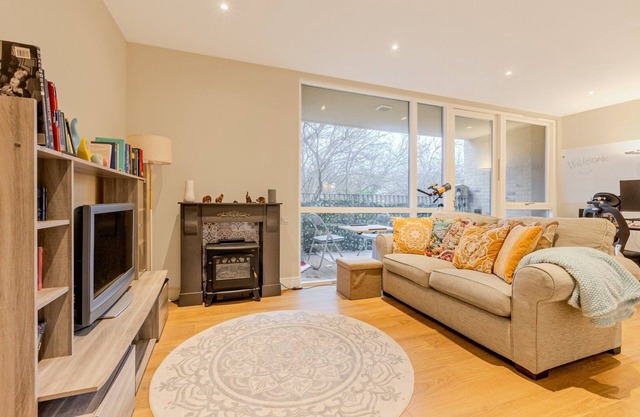 Radiant Relay: Stylish 1-Bed Flat with Balcony