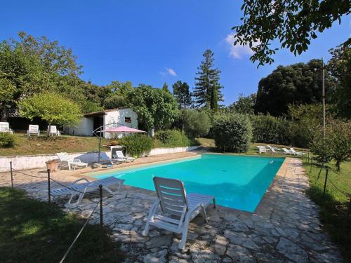 Raffinée Farmhouse with pool views