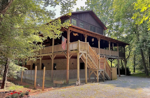 RAFT OCOEE & Relax in HOT TUB @THIS CABIN Awesome FISHING from this Property.