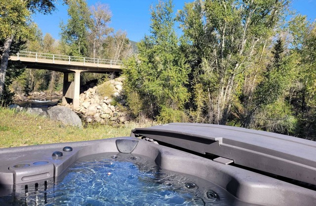 Rafting! Hot tub and Creek Views