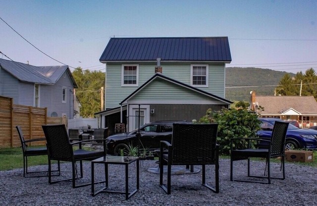 Railroad Retreat house n4 bedrooms, 2 Bath, Steps from East Broad Top Railroad
