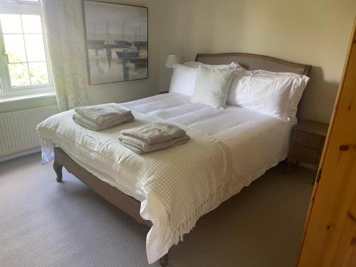 Railway Cottage - Pet friendly with parking