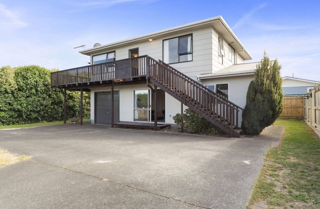 Rainbow Lake House - Lake Taupō Holiday Home