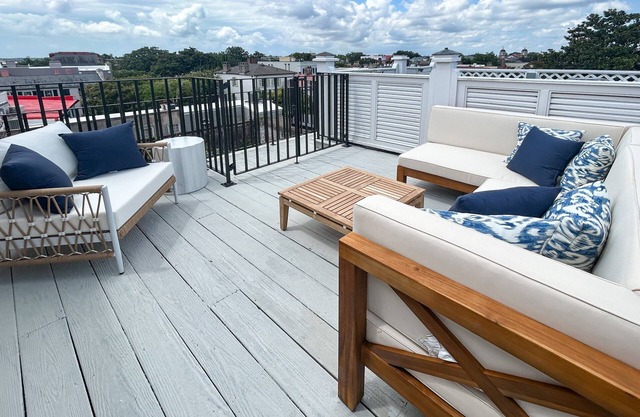 Rainbow Row Pied-À-Terre Condo in Charleston