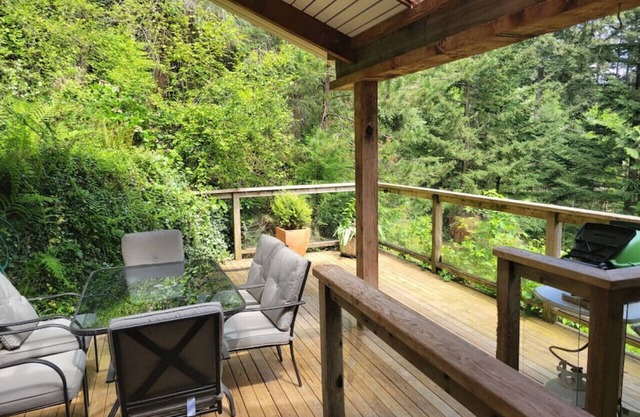 Rainforest Retreat · Relaxing 1 bdr + den rainforest retreat with patio