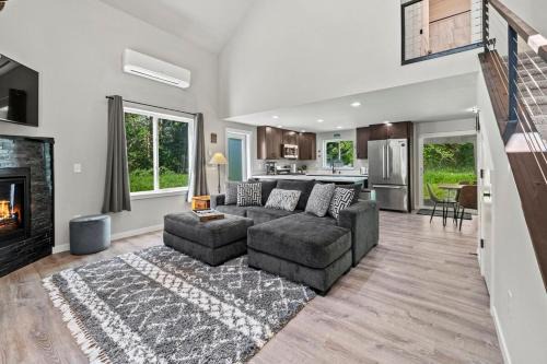 Rainier Cabin with Fireplace-WiFi-Yard-Meadow Views