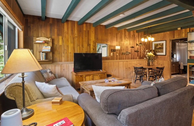 Rainier's Iconic Cabin with Forest Views-WiFi-Hot Tub