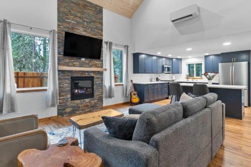 Rainier's Newest Luxury Chalet with Hot Tub-AC-WiFi