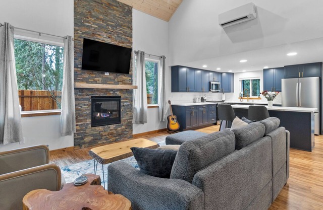 Rainier's Newest Luxury Chalet w/ Hot Tub-AC-WiFi