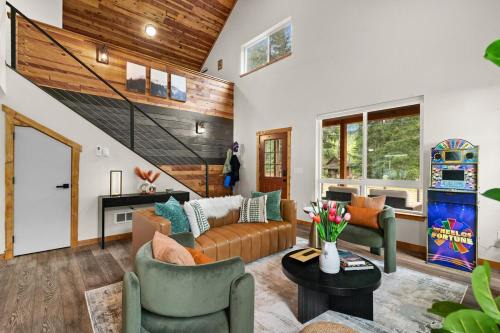 Rainier XL Chalet EV-Hot Tub-Game Room-Guest Suite
