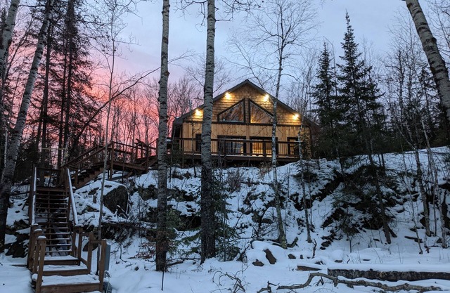 Rainy Lake Retreat! New two year old cabin, Lakeview with lake access dock!!