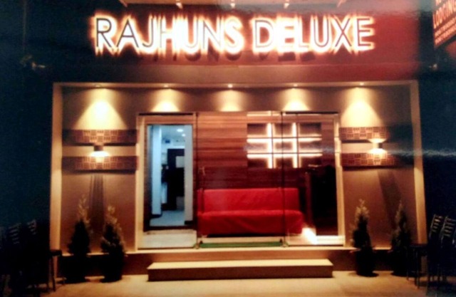 Rajhuns Deluxe Lodging