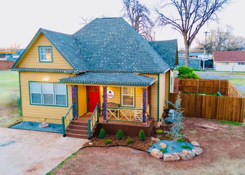 Ralphie's House Chickasha - Sleeps 10 - Hi Speed WIFI - Brand New!
