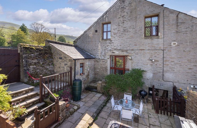RAMBLERS RETREAT, pet friendly, with hot tub in Settle