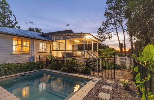 Rambling Roses: Timeless Retreat in Witta for 8