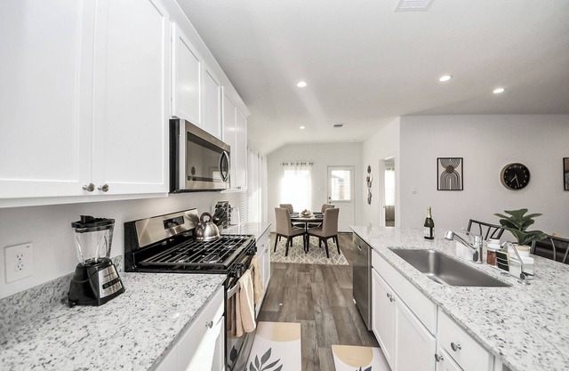 Rammies 3-bedroom Cozy house with community Pool Access in Fulshear