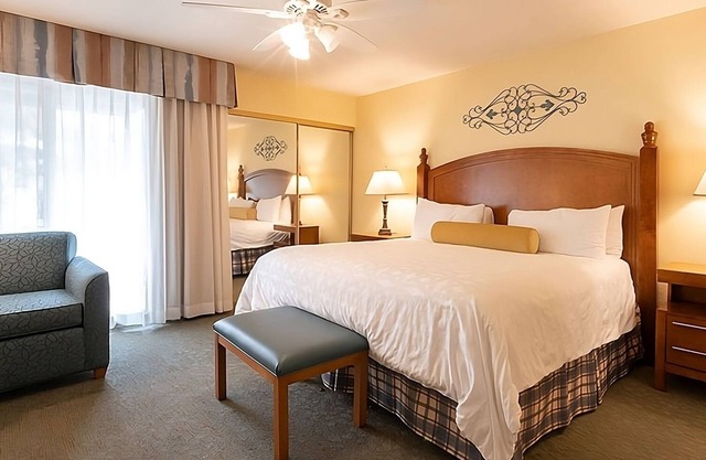 Ramona Retreat | 1 King Bed | Pool & Balcony | Free Parking