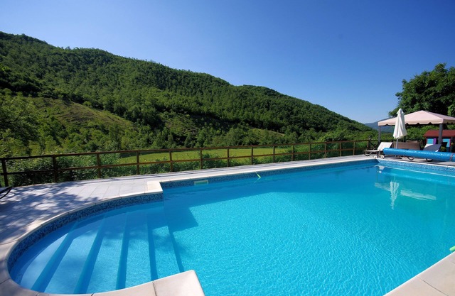 Rancale-Hermosa e imponente granja de piedra con piscina en un entorno tranquilo del valle