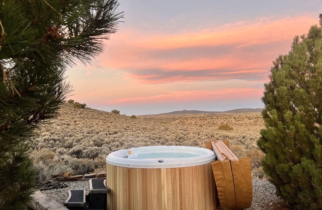 House + cabin on 10 acres with gorge & mountain views, hot tub, pet friendly!