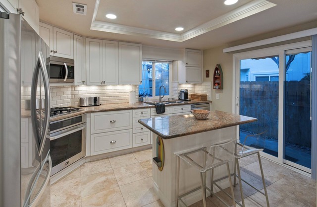 Ranch + Coast Encinitas Townhome, Serene Getaway, 3min to shops 10min to Beach