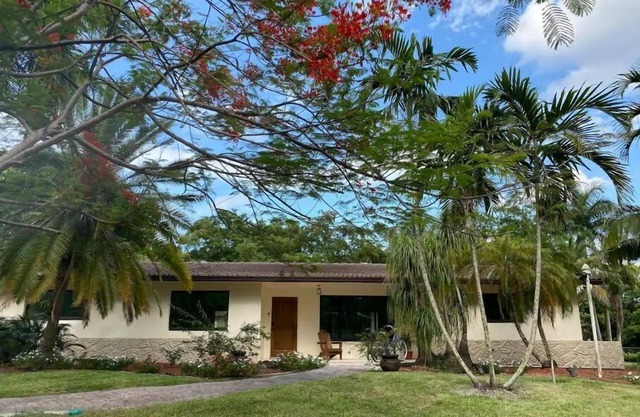 Ranch life in the City - Heated Pool - Water views -1 acre