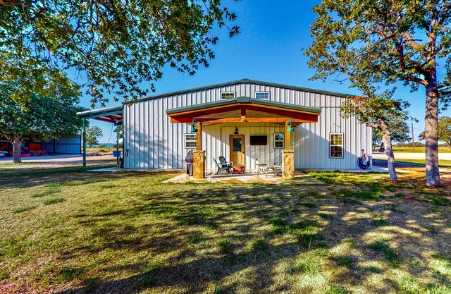 Ranch Lodge on 100+ Acres with Exotic Wildlife, Fishing Ponds & Game Room
