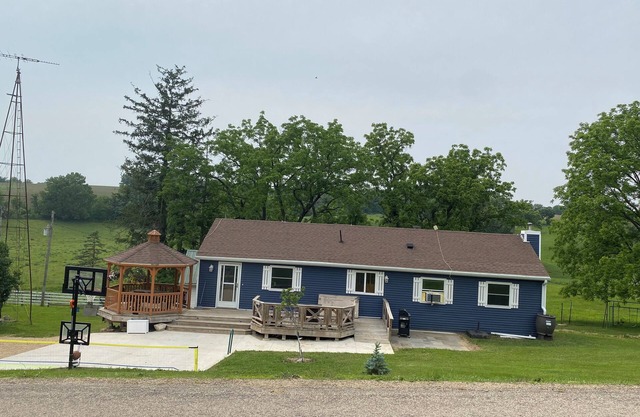Ranch style farmhouse lodging with upper and lower bedrooms, one and half bath