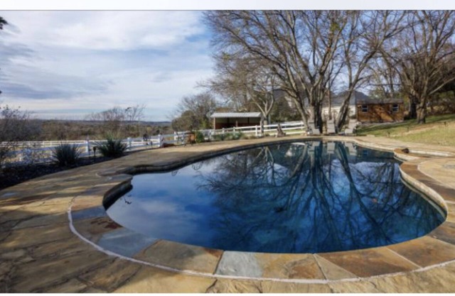 Ranch Style House on 3 acres w/pool and hot tub
