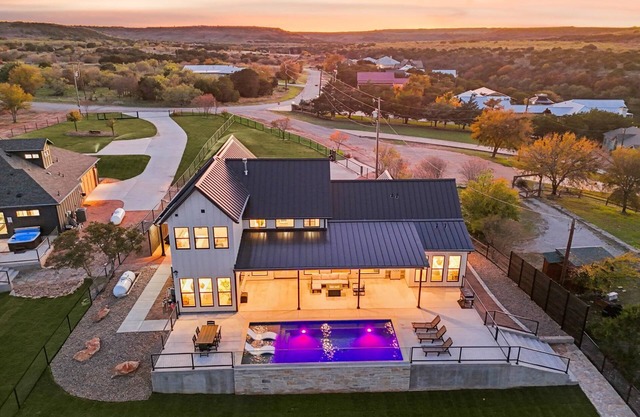 Ranch Water 5 bed/4.5 bath w pool/ hot tub, lake access and game garage *kayaks