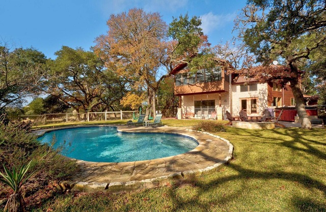 Amplia casa familiar en superficie privada con sala de juegos impresionante.