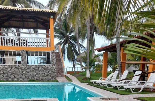 Rancho Miramar frente a la playa en la Barra de Santiago