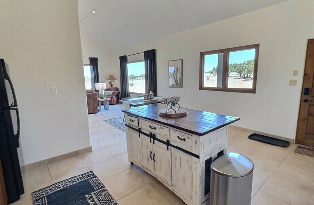 Rancho stay -17 miles from Santa Fe Plaza. Next to hiking and cycling trails.