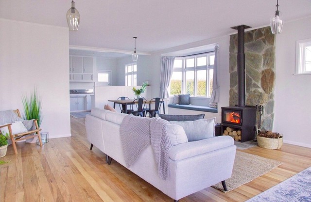 Ranfurly cottage on Central Otago rail trail. Modern comforts & great value.