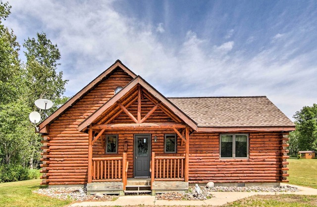 Rapid River Log Cabin w / Loft en 160 acres escénicos!