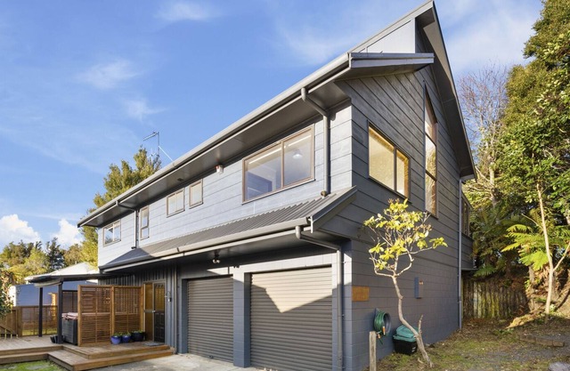 RAPID RIVER RETREAT - TURANGI HOLIDAY HOME, with hot tub in Turangi