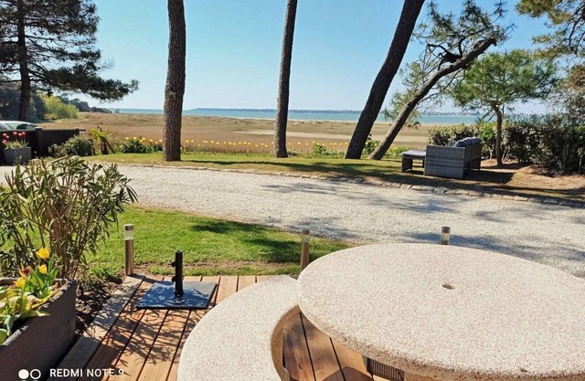 Villa pies en el agua con piscina