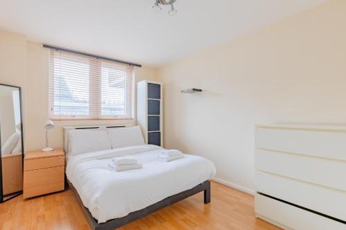 Rare 1BD Flat with Balcony in Chancery Lane