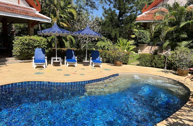 RARE ! 3 bed-3bath, swimming-pool-jacuzzi, property 1 600 m2, tropical garden, quiet area